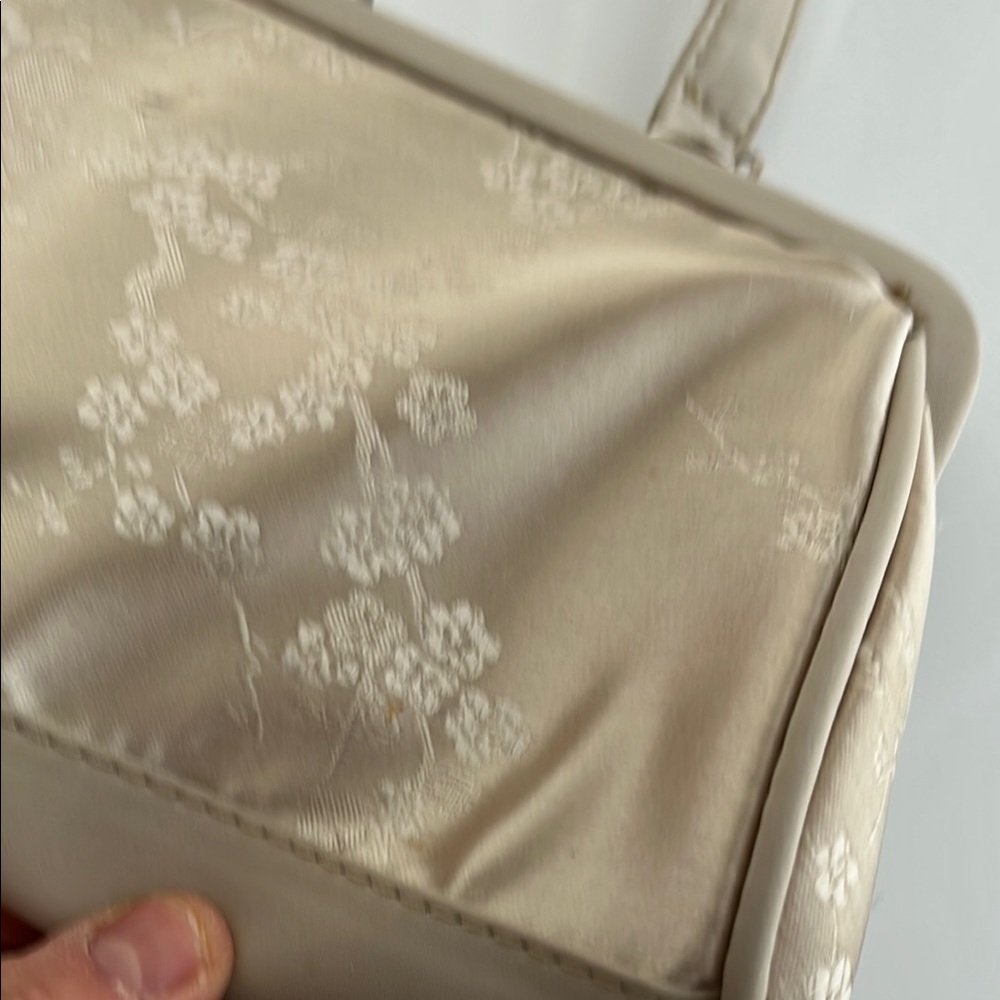 CLOSET CLOSING -Chic Cream and Red satin evening bags with damask design - Picture 6 of 8